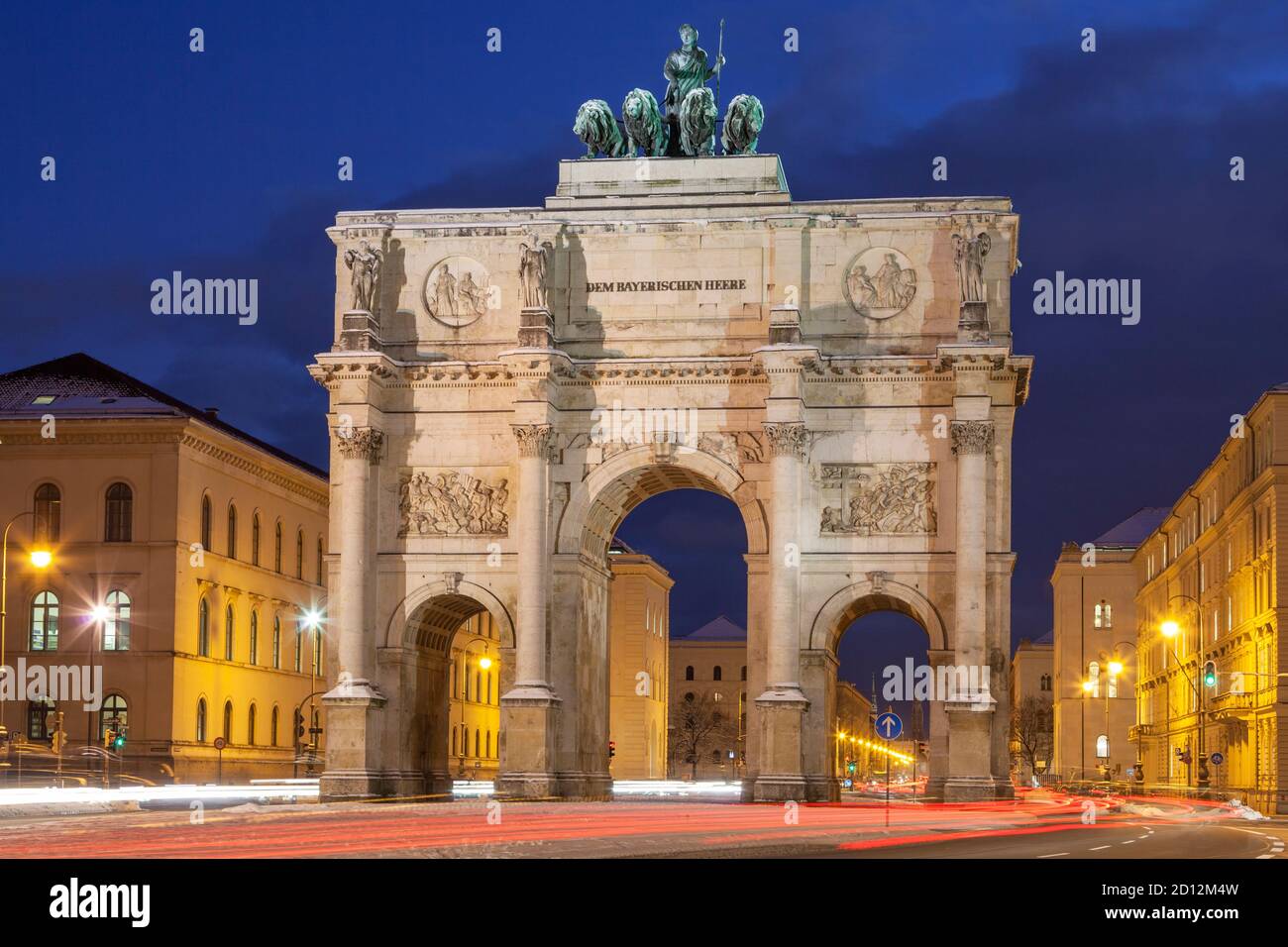 Geografia / viaggio, Germania, Baviera, Monaco, vista a Siegestor (porta della Vittoria) in città con Leopolds, diritti aggiuntivi-clearance-informazioni-non-disponibile Foto Stock