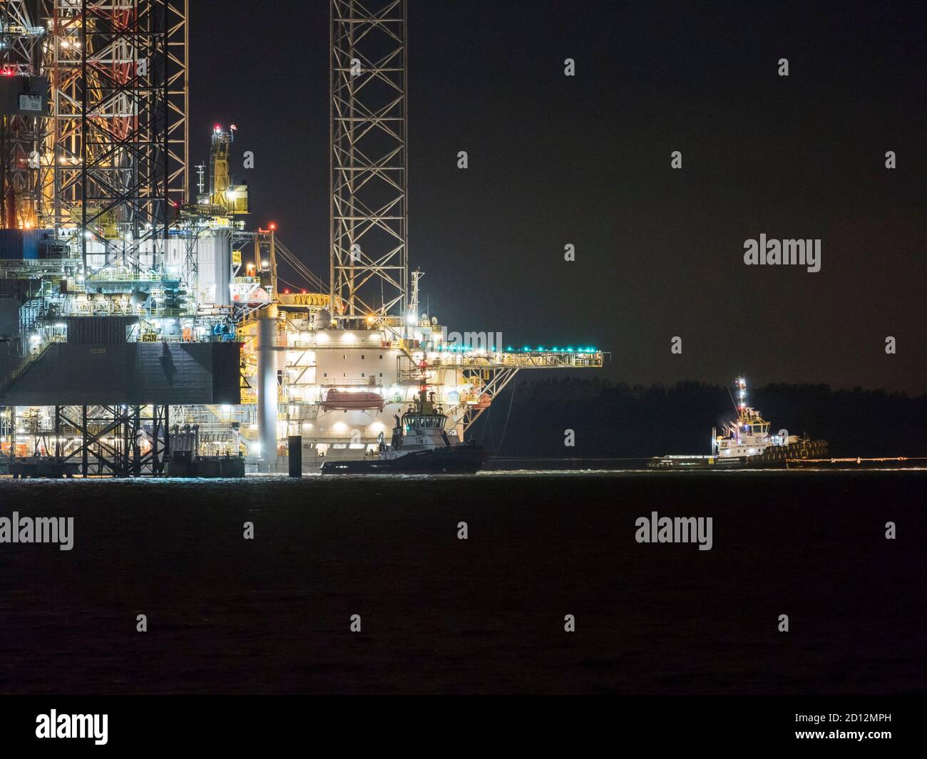 Sheerness, Kent, Regno Unito. 5 ottobre 2020. Il carro di perforazione "Prospector 1" di BORR Drilling con camicia di petrolio/gas è stato posato a Port of Sheerness (con la sorella "Ran") da maggio a causa della mancanza di lavoro. Il gigantesco carro ha lasciato il porto alle 2 del mattino, dopo il nuovo lavoro nel Mare del Nord (Paesi Bassi) è stato assicurato, assistito da rimorchiatori Manta, Multratugs 17&29 (& Svitzer Meridian a lasciare ormeggio). Il Prospector 1 è il primo della flotta di Borr ad essere dotato di un sistema di riduzione catalitica selettiva ("SCR") che dovrebbe ridurre le emissioni di ossido di azoto, ossido di carbonio e idrocarburi del 90-95%. Credit: James Bell/Alamy Live News Foto Stock Sheerness, Kent, Regno Unito. 5 ottobre 2020. Il carro di perforazione "Prospector 1" di BORR Drilling con camicia di petrolio/gas è stato posato a Port of Sheerness (con la sorella "Ran") da maggio a causa della mancanza di lavoro. Il gigantesco carro ha lasciato il porto alle 2 del mattino, dopo il nuovo lavoro nel Mare del Nord (Paesi Bassi) è stato assicurato, assistito da rimorchiatori Manta, Multratugs 17&29 (& Svitzer Meridian a lasciare ormeggio). Il Prospector 1 è il primo della flotta di Borr ad essere dotato di un sistema di riduzione catalitica selettiva ("SCR") che dovrebbe ridurre le emissioni di ossido di azoto, ossido di carbonio e idrocarburi del 90-95%. Credit: James Bell/Alamy Live News Foto Stock