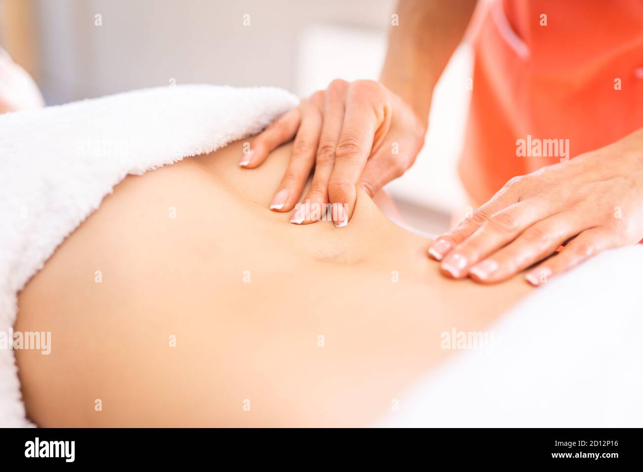 Procedura anticellulite per pancia sottile. Primo piano del nastro  cinesiologico sulla pancia femminile. Concetto di correzione della diastasi  Foto stock - Alamy