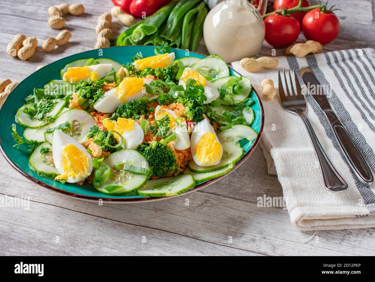un piatto di insalata di gado indonesiana con riso, uova e verdure verdi Foto Stock