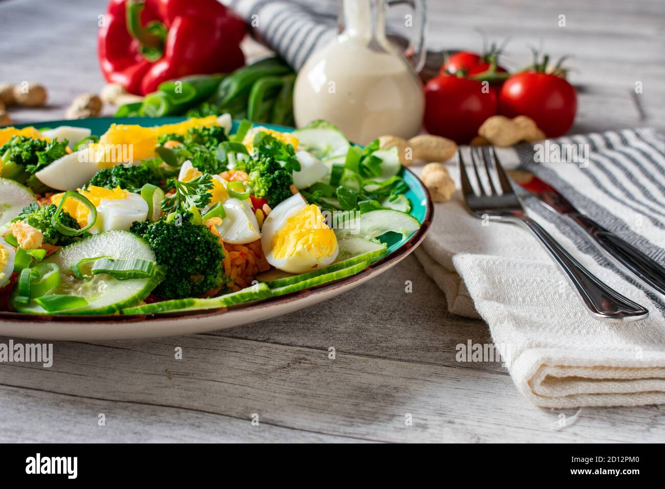 un piatto di insalata di gado indonesiana con riso, uova e verdure verdi Foto Stock