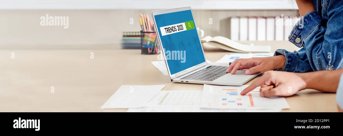 primo piano incontro del team di designer creativi e tendenze del brainstorming 2021 con documenti cartacei e dati online su computer portatile a moderno office.business planning Foto Stock