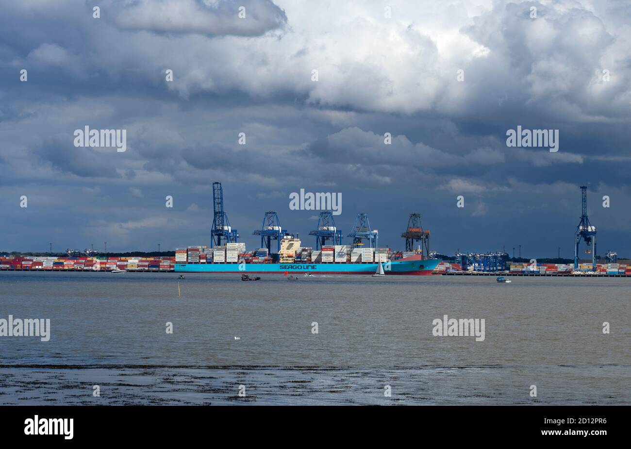 Navi portacontainer scaricate e caricate a Felixstowe Port, Essex, Inghilterra Foto Stock