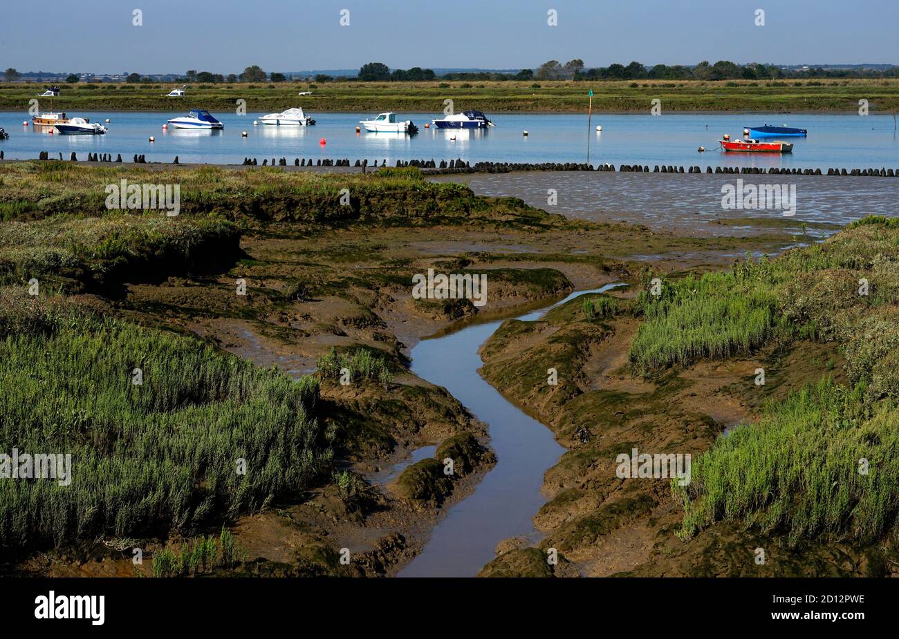 Barche sull'estuario a Mersea Island, essex, Inghilterra Foto Stock
