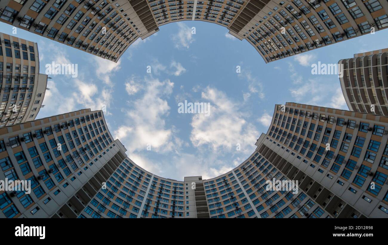 Il cortile del complesso di appartamenti, vista dal basso del pozzo, la circonferenza del cielo Foto Stock