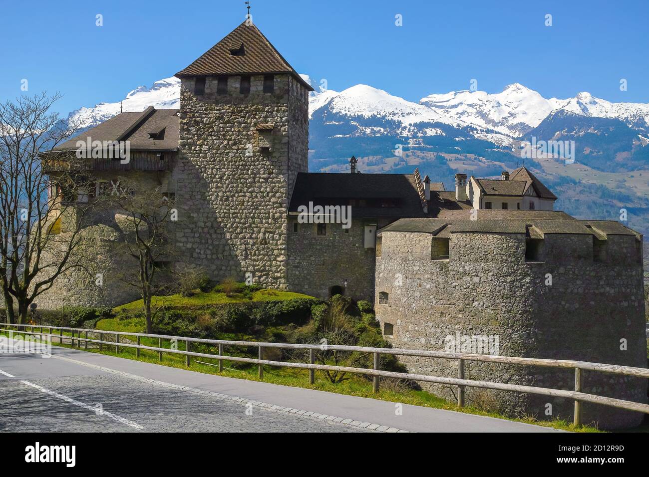 Il Castello di Vaduz è la residenza ufficiale del Principe del Liechtenstein. Il Palazzo prende il nome dalla città di Vaduz, la capitale del Liechtenstein. Foto Stock