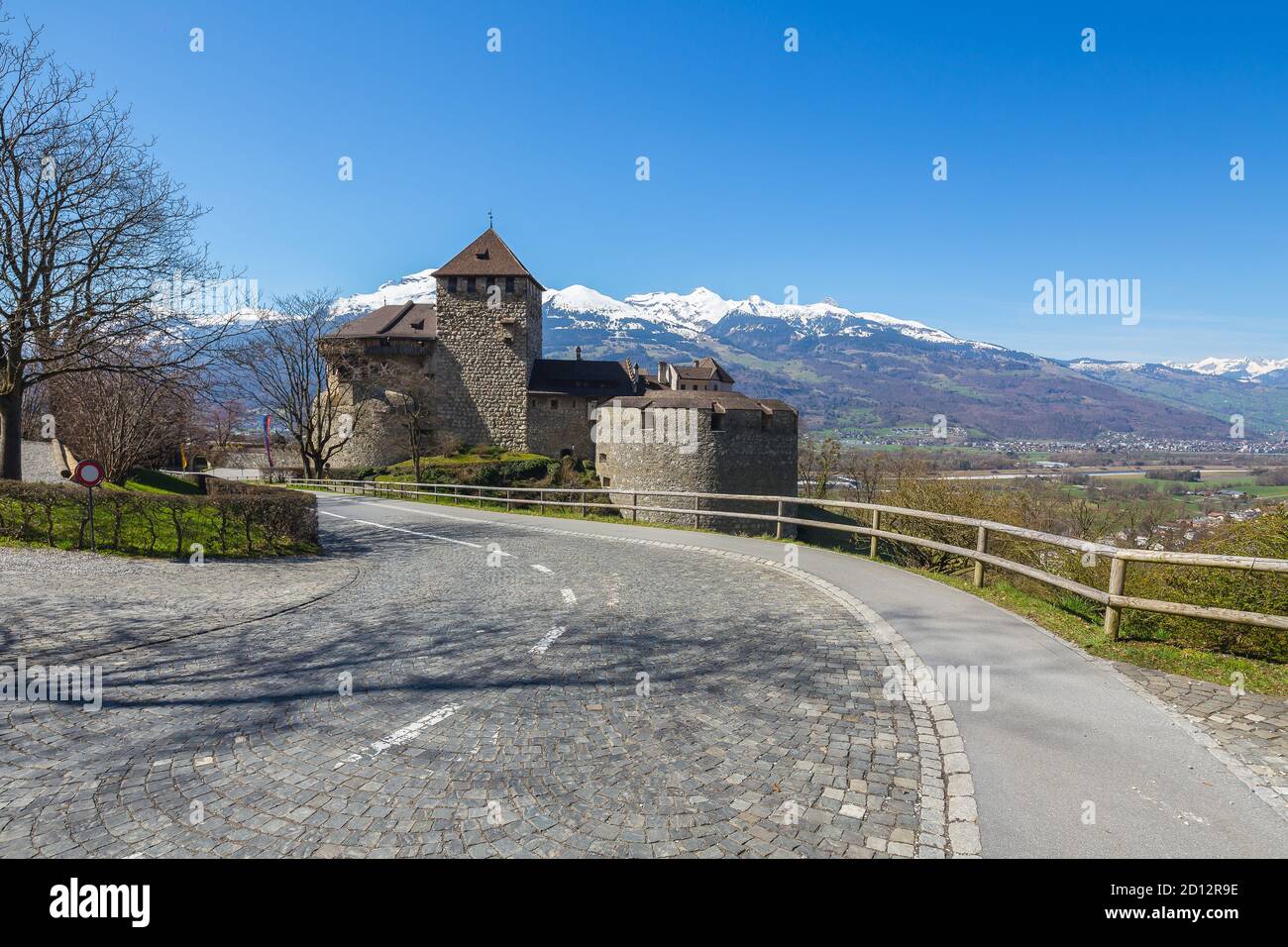 Il Castello di Vaduz è la residenza ufficiale del Principe del Liechtenstein. Il Palazzo prende il nome dalla città di Vaduz, la capitale del Liechtenstein. Foto Stock