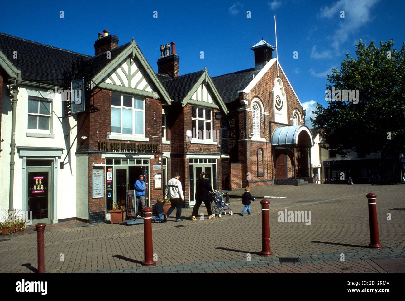 Il municipio e il pub Sir Nigel Gresley, Swadlincote, Derbyshire, Inghilterra, Regno Unito Foto Stock