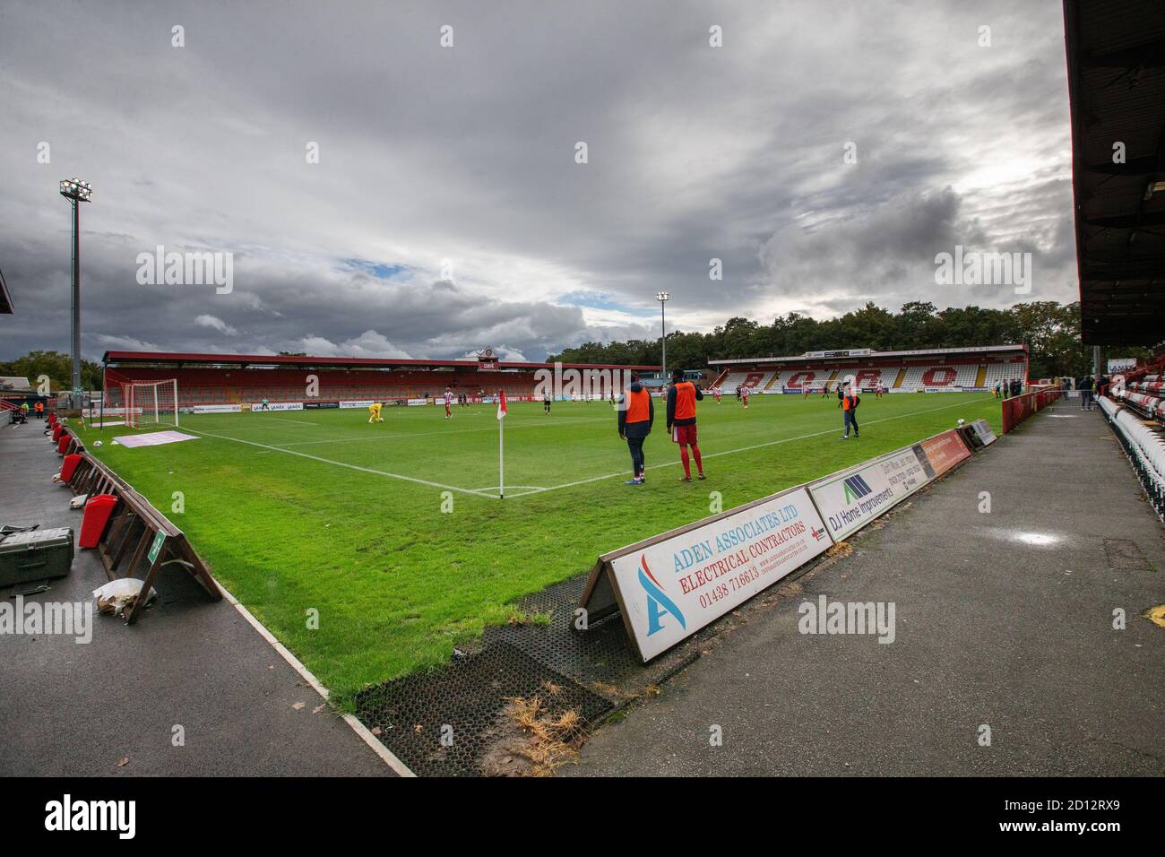 Partita di football della League 2 in corso di svolgimento in uno stadio vuoto Coronavirus pandemia dietro protocollo a porte chiuse in Inghilterra Foto Stock