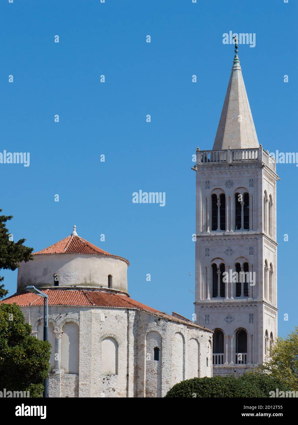 Famoso simbolo della bellissima città di Zara in Croazia, antica chiesa bizantina di San Donato e il campanile in stile romanico Foto Stock