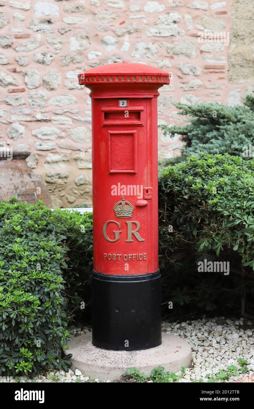 Pilastro rosso Box è un tipo di free standing casella postale Foto Stock