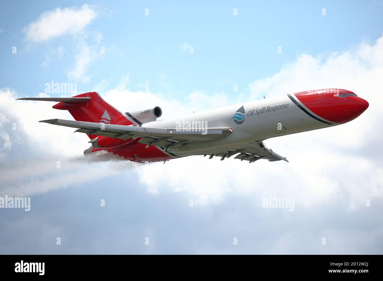 Al Farnborough International Airshow 2016 T2 Aviation's Boeing 727-2S2F ha dimostrato come l'azienda combatte le fuoriuscite di petrolio, Hampshire, Regno Unito Foto Stock