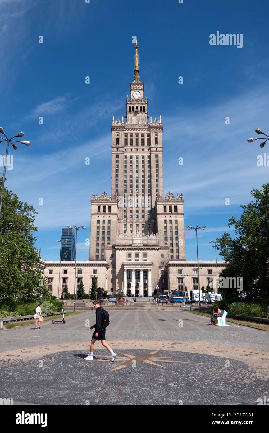 Vista esterna del Palazzo della Cultura e della Scienza di Varsavia, Polonia, Europa. Famoso edificio polacco costruito negli anni '50 in stile sovietico, punto di riferimento An Foto Stock