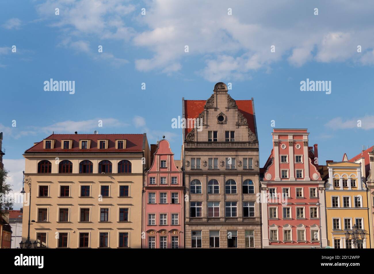 Facciata di edifici tradizionali, case in Piazza del mercato nella città vecchia di Breslavia (Breslavia), Polonia, Europa. Punto di riferimento polacco nel centro storico Foto Stock