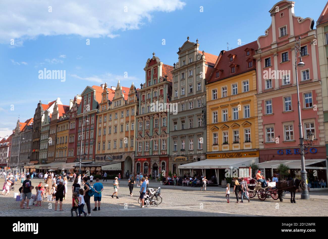 Vista della Piazza del mercato nella città vecchia di Breslavia (Breslavia), Polonia, Europa con pedoni. Viaggio polacco con edifici tradizionali nello storico Foto Stock