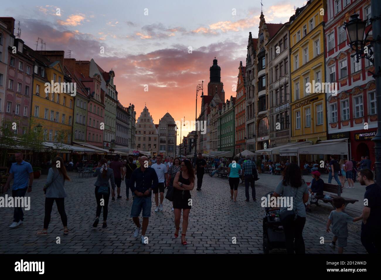 Vista della Piazza del mercato nella città vecchia di Wroclaw (Breslavia), Polonia, Europa con persone a piedi. Punto di riferimento polacco con edifici tradizionali, case i Foto Stock