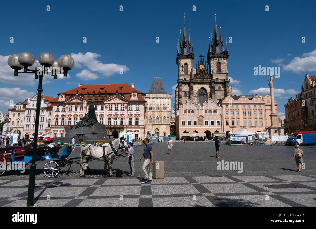 Vista della Piazza della Città Vecchia di Praga, Repubblica Ceca, Europa. Famosa attrazione per i turisti e punto di riferimento Foto Stock