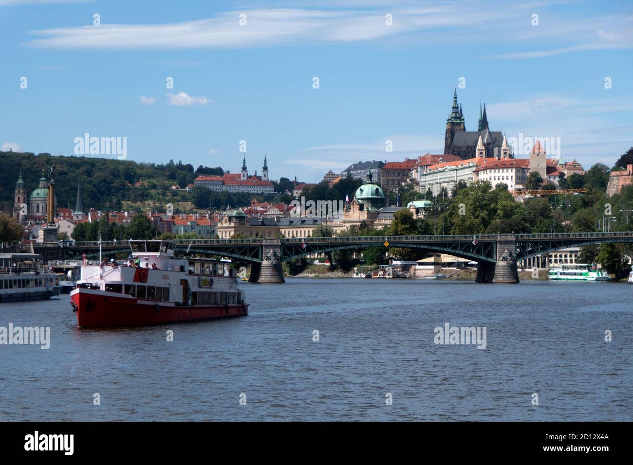 Vista del Castello di Praga, punti di riferimento turistico sul fiume Moldavia (Moldau) a Praga, Repubblica Ceca, Europa. Paesaggio urbano con monumento e edificio Foto Stock