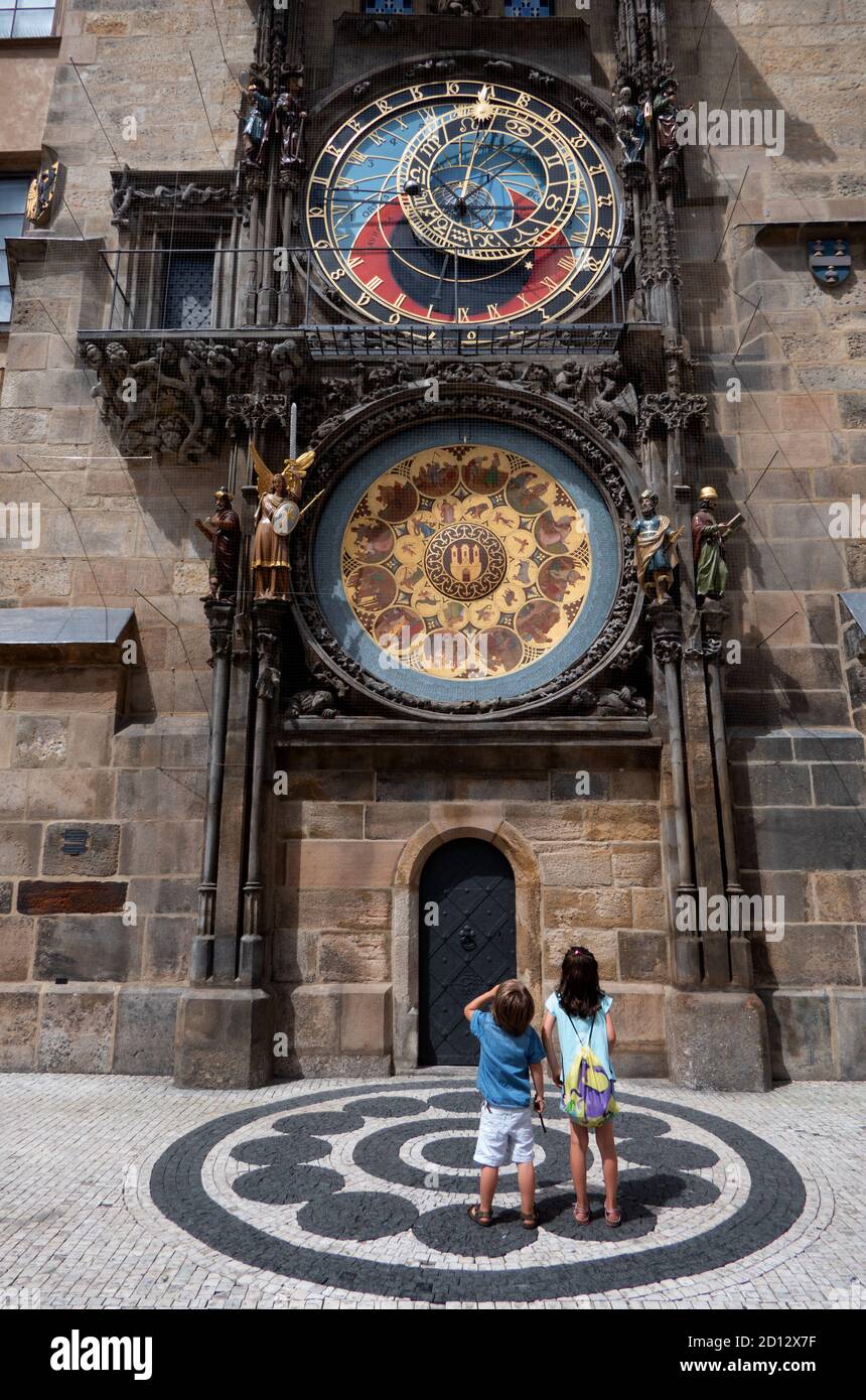 Vista dell'Orologio Astronomico di Praga, o Orloj di Praga, un orologio astronomico medievale installato per la prima volta nel 1410 a Praga, Repubblica Ceca, Europa Foto Stock