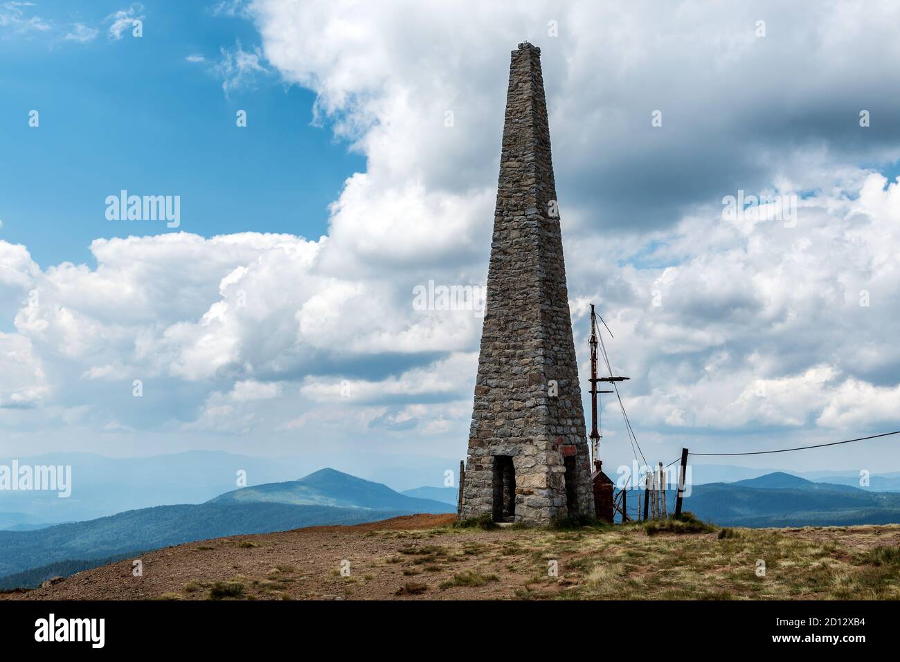 Monumento piramidale in pietra sulla vetta più alta di Kopaonik Pancic Picco Serbia Foto Stock