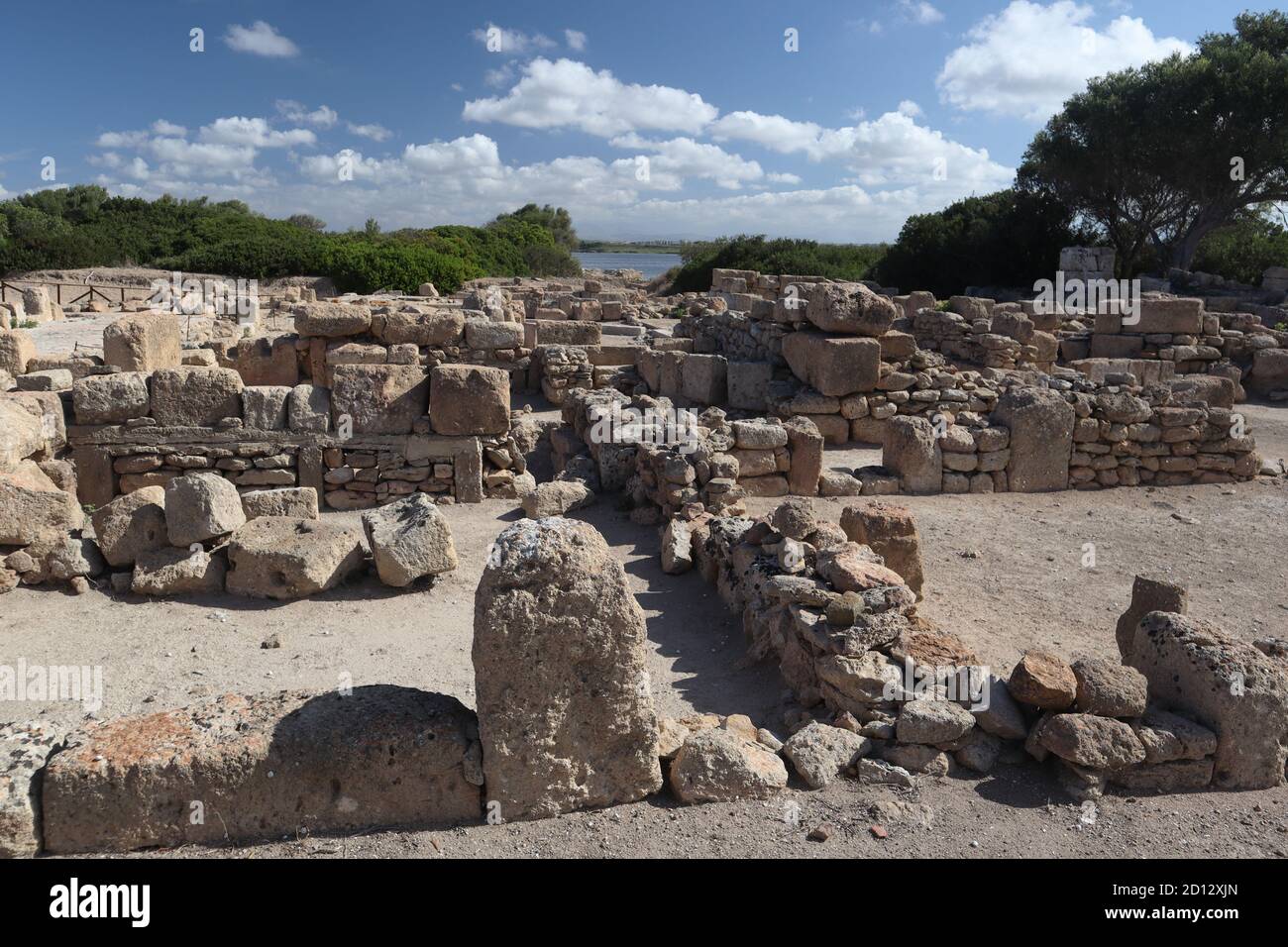 Resti di edifici che formano l'antica città di Motya L'isola di San Pantaleo (Motzia) Sicilia Foto Stock