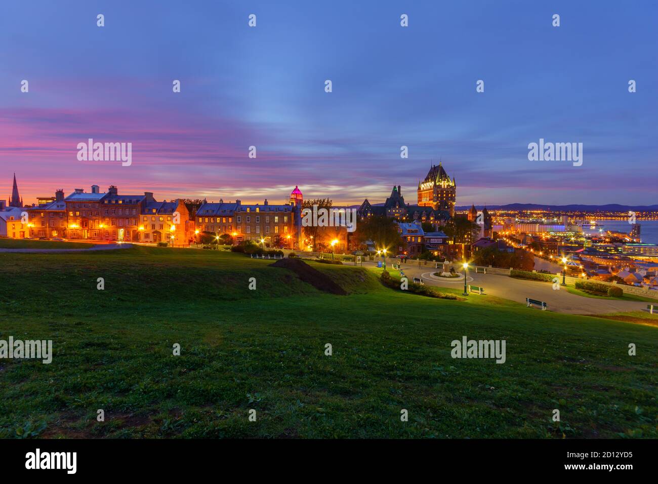 Vista al tramonto della città vecchia e il fiume San Lorenzo dalla cittadella, Quebec City, Quebec, Canada Foto Stock