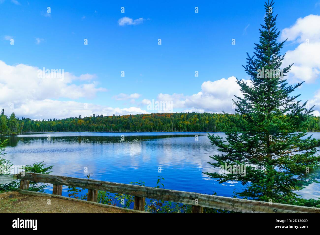 Vista del Lac-des-Dix-Milles lago a Mont Tremblant National Park, Quebec, Canada Foto Stock