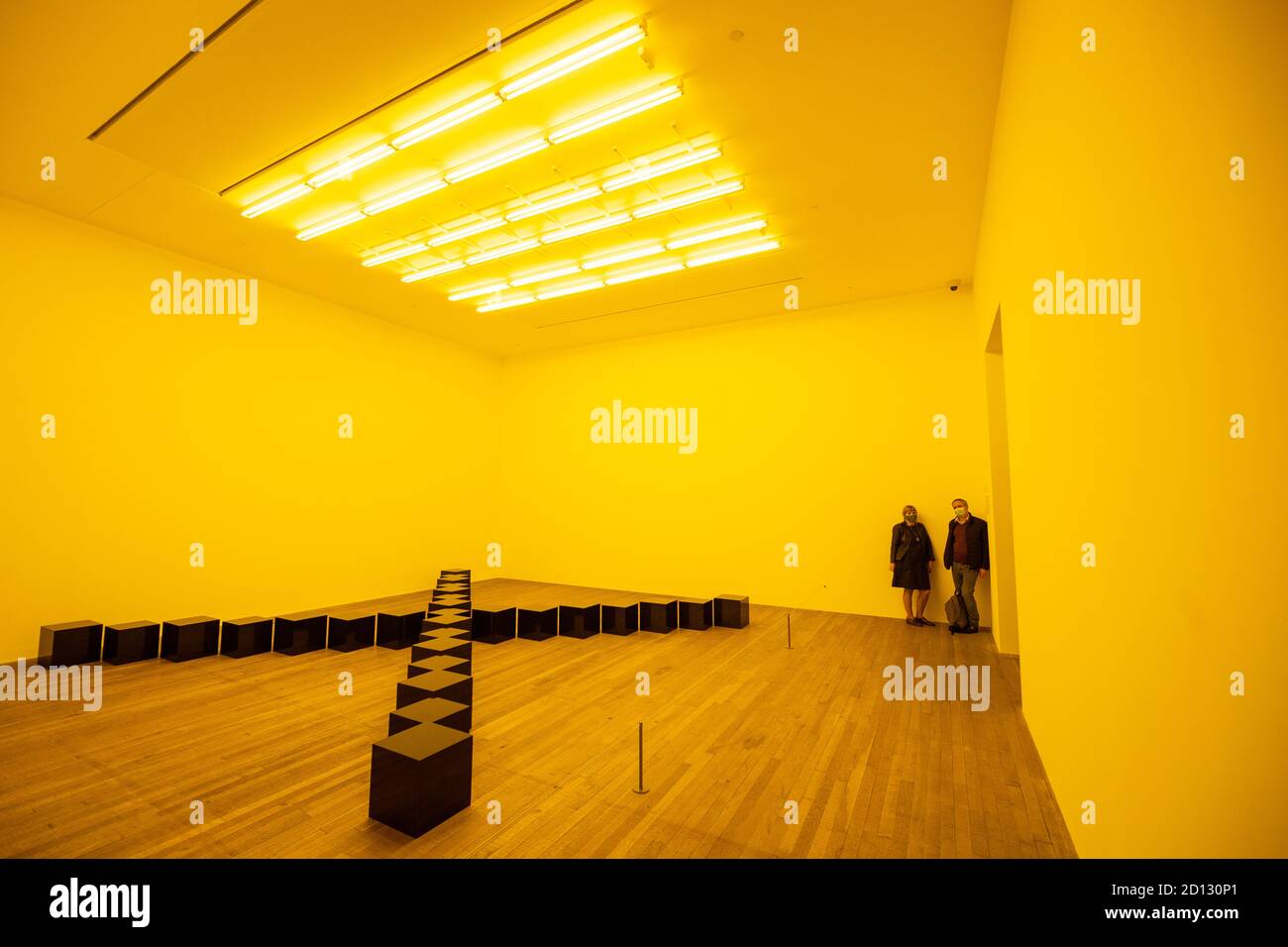 I visitatori possono vedere "Black Marble Under Yellow Light" durante una telefonata per la nuova mostra Bruce Nauman a Tate Modern, Londra, la prima nuova mostra della galleria dalla riapertura di quest'estate. Nauman è riconosciuto come uno degli artisti più innovativi e influenti della fine del XX e dell'inizio del XXI secolo. Foto Stock