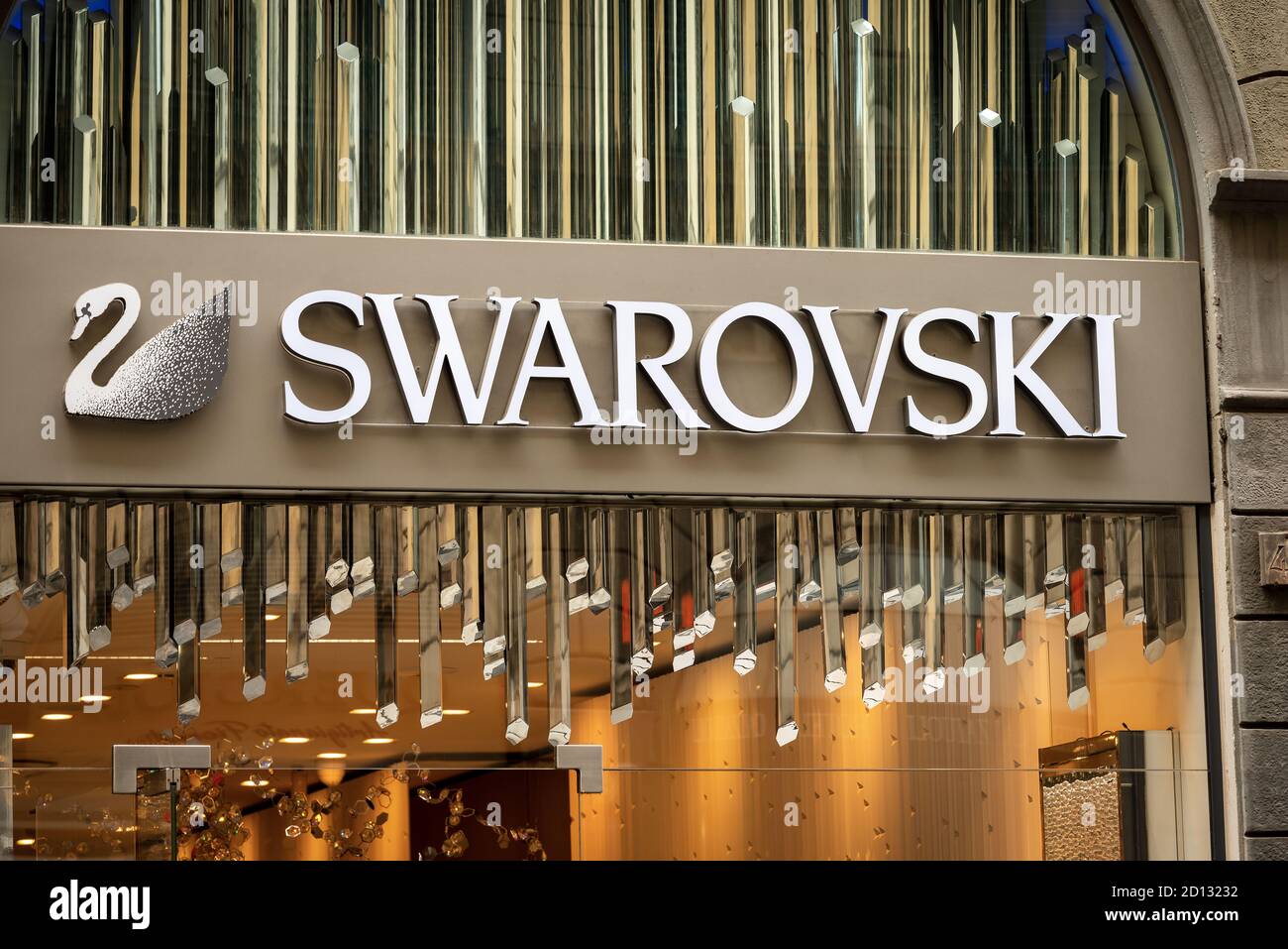 Primo piano del logo Swarovski sopra la vetrina di una boutique di lusso  nel centro di Firenze. Toscana, Italia Foto stock - Alamy