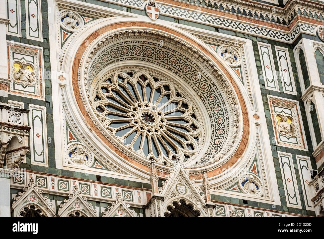 Cattedrale di Firenze, Duomo di Santa Maria del Fiore, primo piano della facciata principale con il rosone. Patrimonio dell'umanità dell'UNESCO, Toscana, Italia. Foto Stock