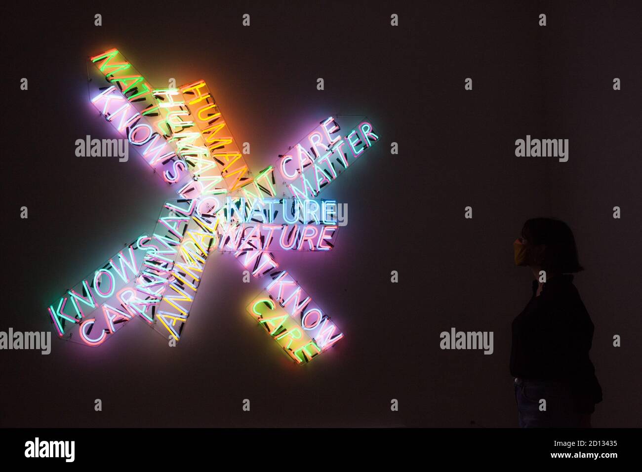Londra, Regno Unito, 5 ottobre 2020: Il lavoro dell'artista americano Bruce Nauman viene esaminato in una nuova mostra a Tate Modern, Londra. Con proiezioni, neon, installazioni video e sculture, l'opera in evidenza risale agli anni '60 in poi. 'La natura umana/sa non sa' è dal 1983. Rachel Royse/Alamy Live News Foto Stock