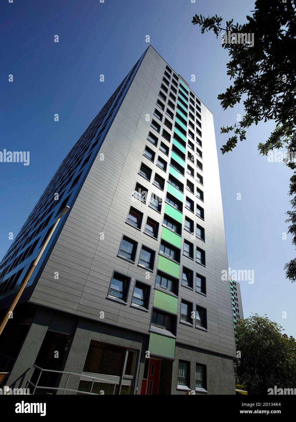 Ri-clad edificio residenziale torre, Stockport, Inghilterra nord-occidentale, Regno Unito Foto Stock
