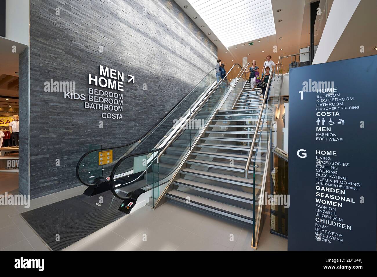 Il prossimo negozio nel parco commerciale, nel sud-est dell'Inghilterra, Regno Unito Foto Stock