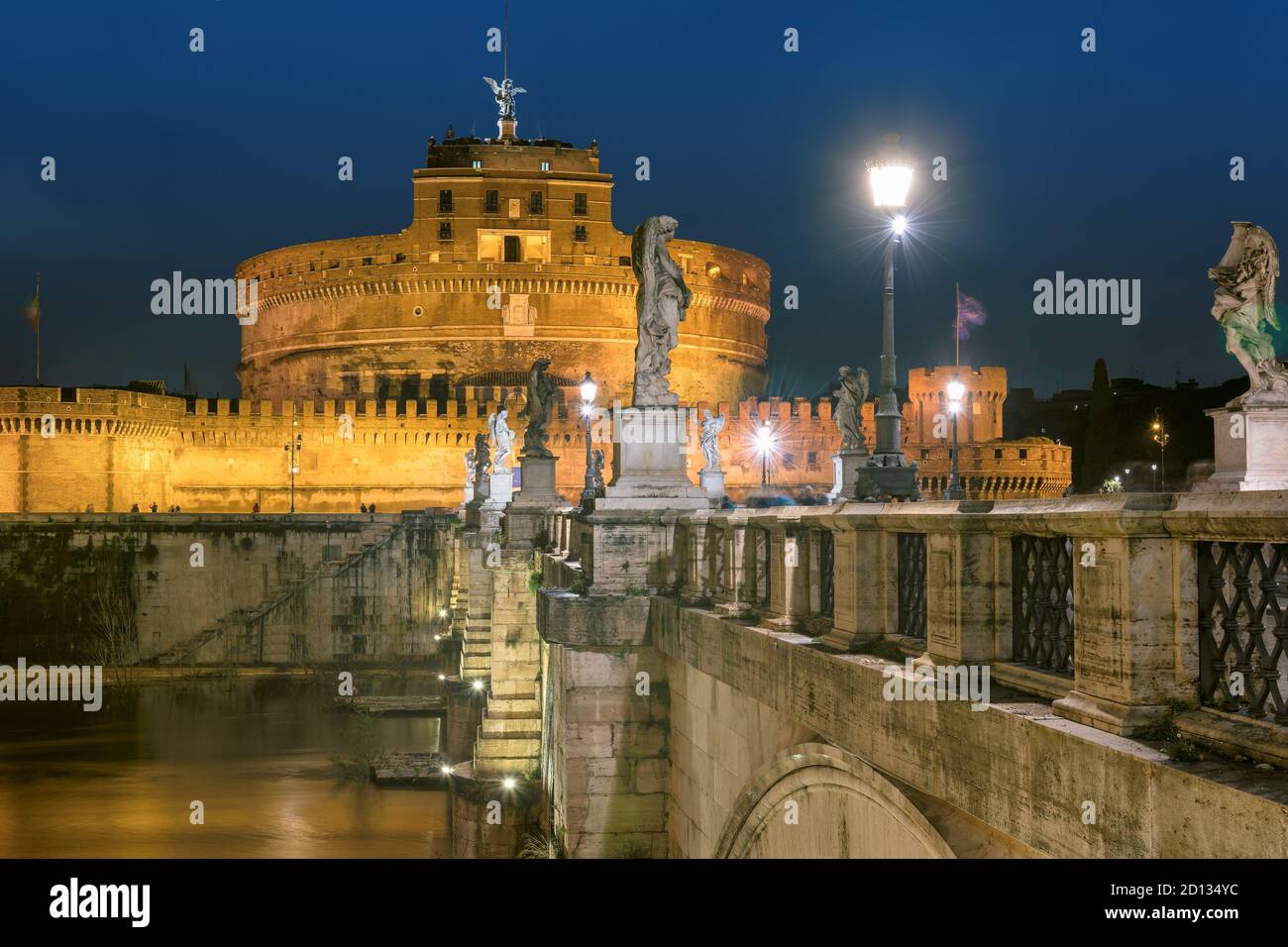 Vista notturna di Castel Sant Angelo, Roma, Italia Foto Stock