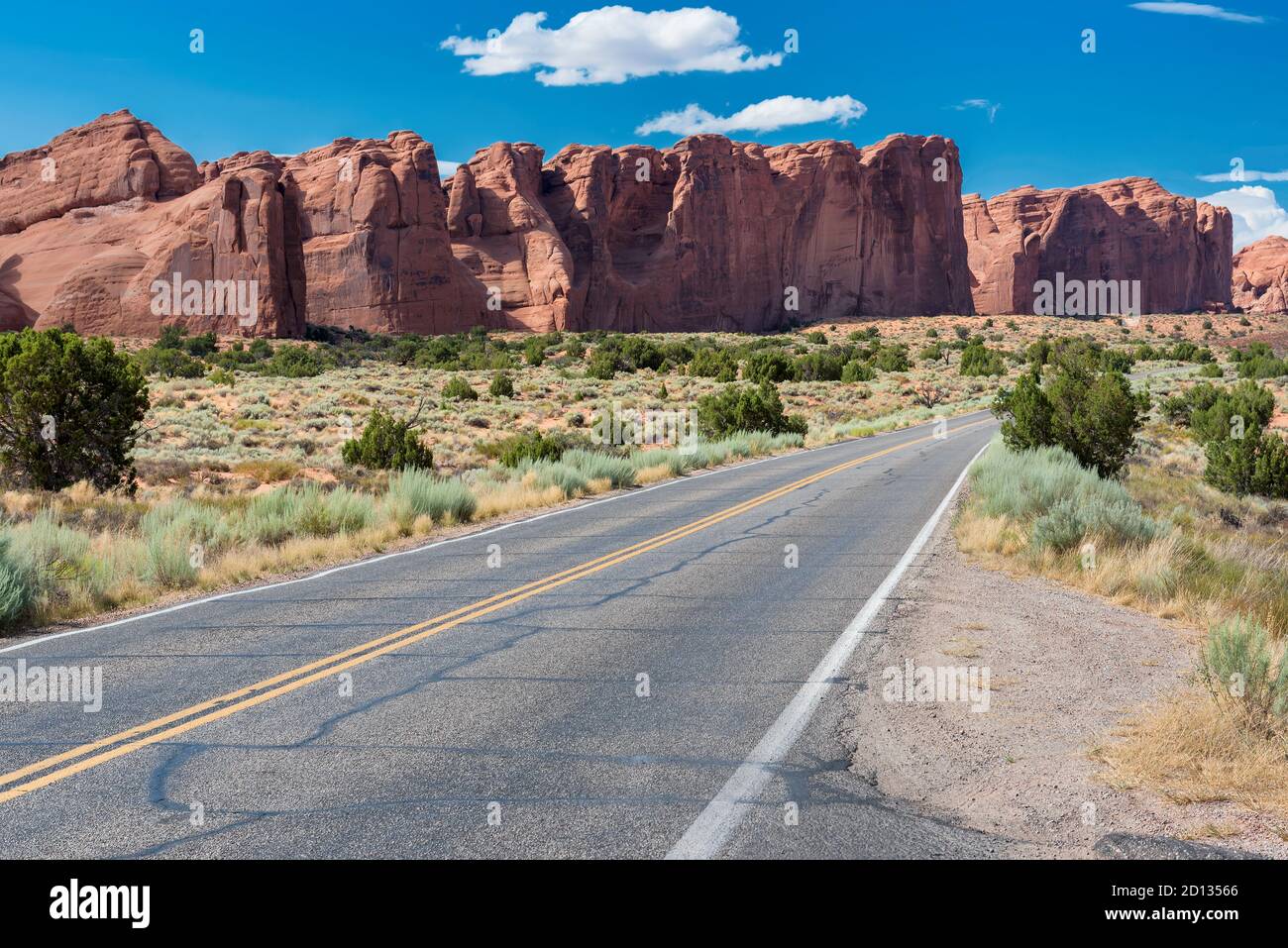 Autostrada americana nel parco nazionale di Arches, Utah, Stati Uniti Foto Stock
