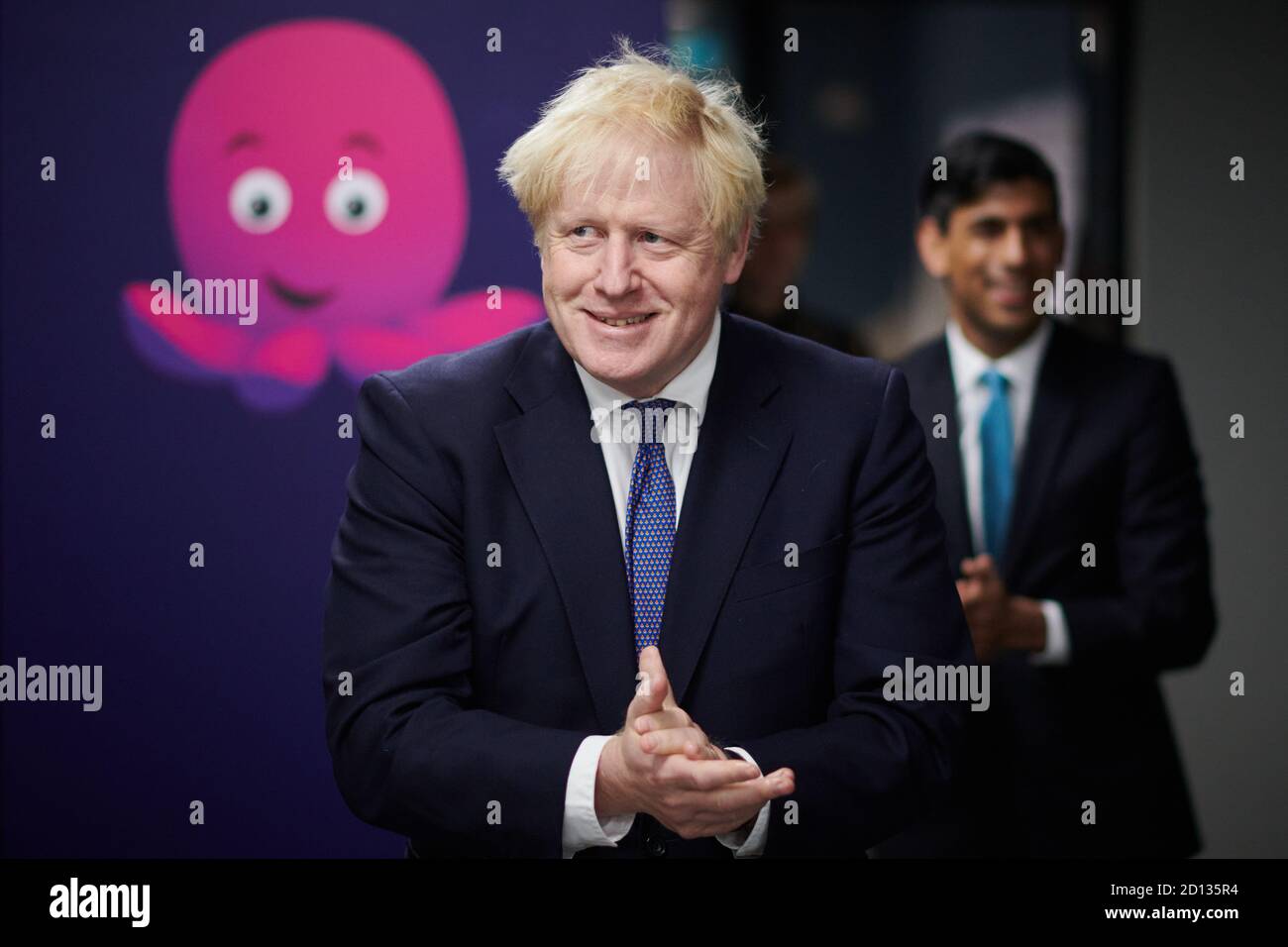 Il primo ministro Boris Johnson e il Cancelliere dello scacchiere Rishi Sunak durante una visita alla sede centrale dell'Octopus Energy a Londra. Foto Stock