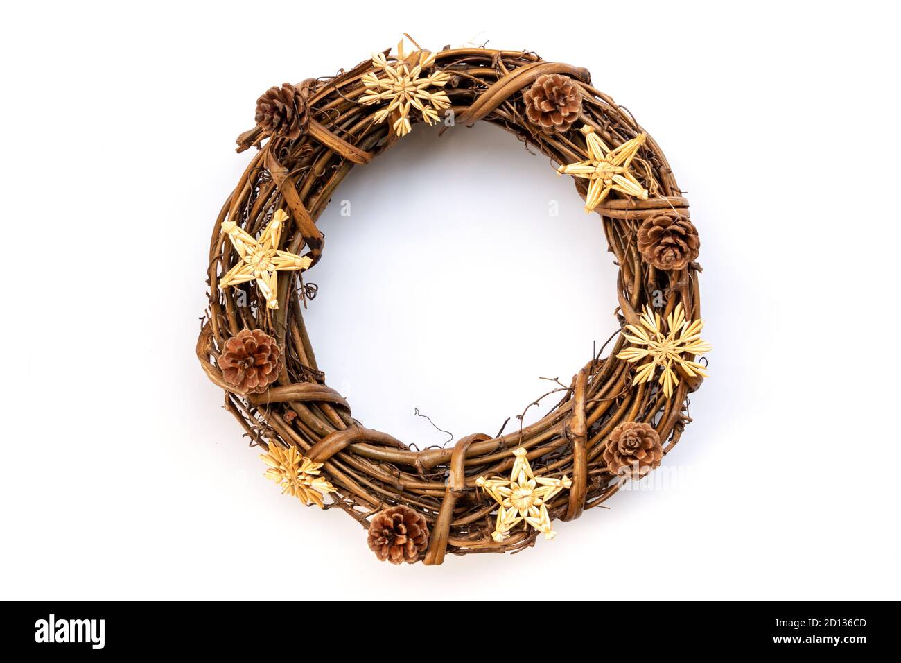 Corona di Natale in legno rustico con coni di pino isolati su sfondo bianco. Decorazione naturale di Natale Foto Stock