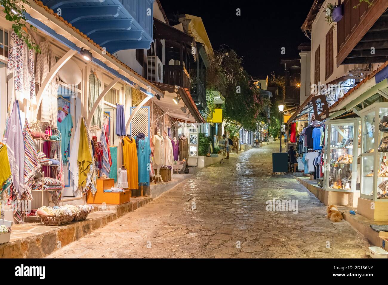 Vista sulla strada nella città vecchia di Kas con negozi di lusso la sera, Turchia Foto Stock
