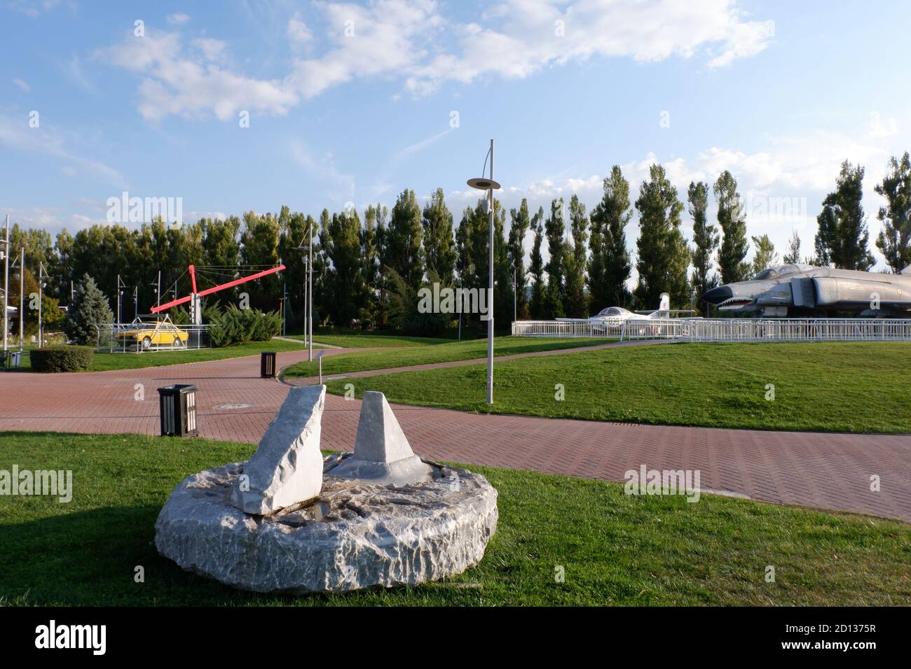 Vista generale di oggetti sperimentali nel parco Foto Stock