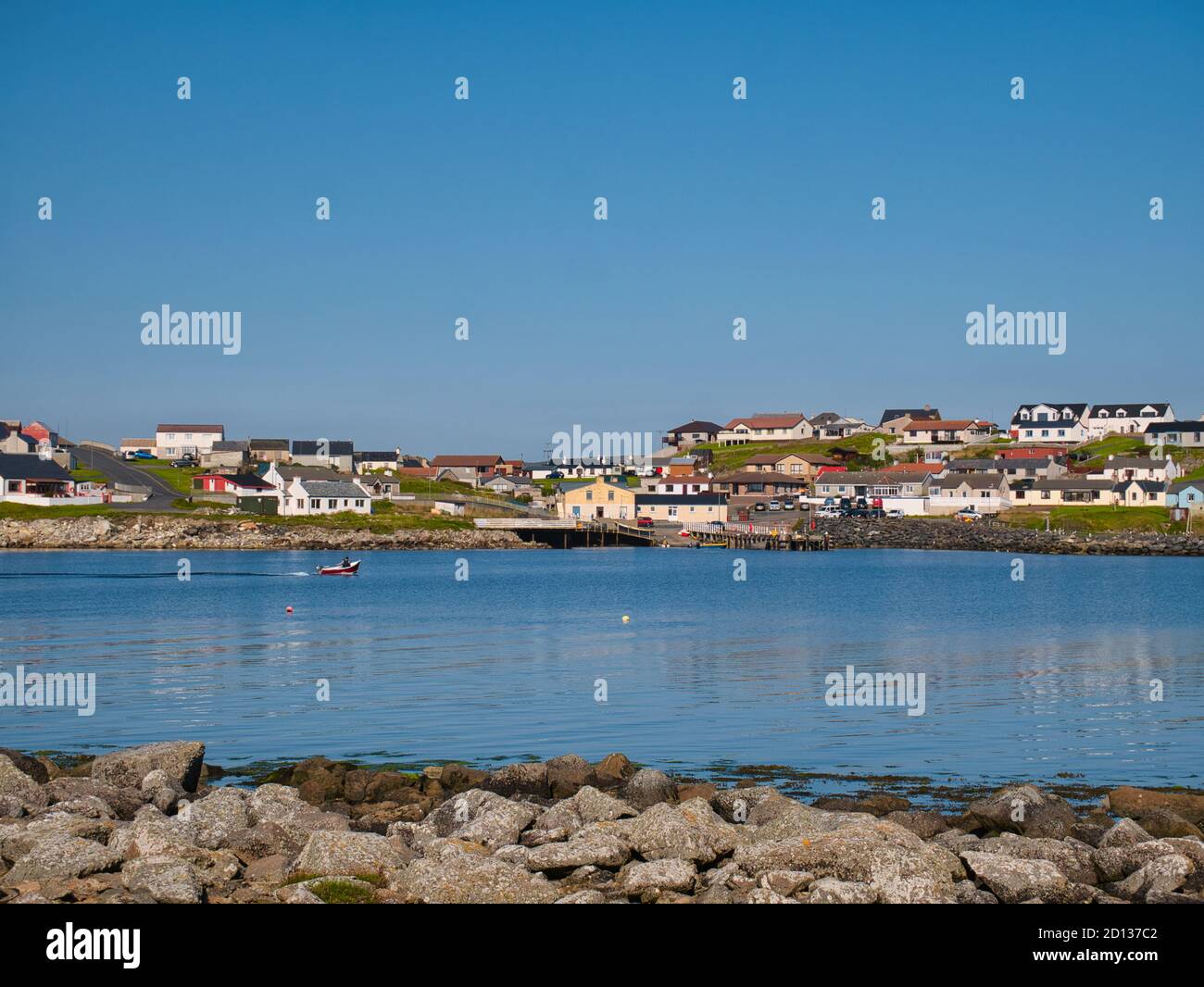 La comunità costiera di Hamnavoe a ovest della terraferma, Shetland, Scozia, Regno Unito - preso da Fugla Ness in una giornata di sole in estate Foto Stock