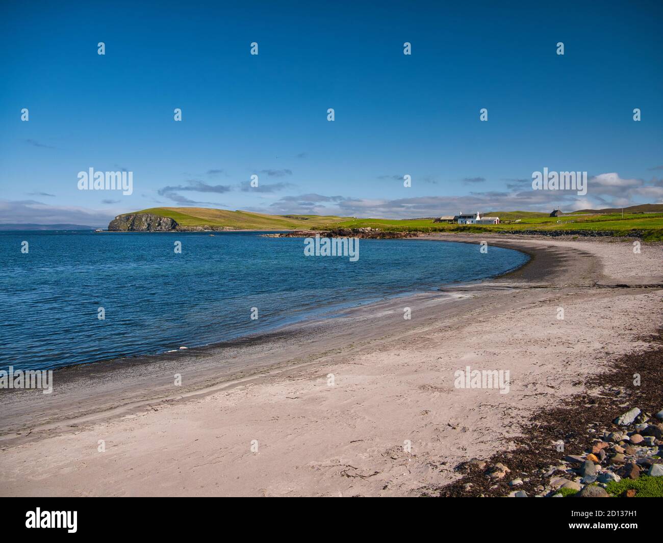 Con il promontorio del Neap di Norby in lontananza, la spiaggia di sabbia a Melby vicino a Sandness sulla costa occidentale della terraferma, Shetland, Scozia, Regno Unito Foto Stock
