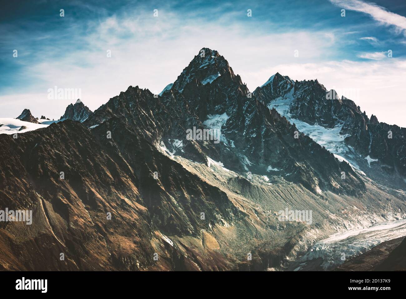 Incredibile vista della vetta delle Alpi francesi. Monte Bianco, massiccio del Monte Bianco, Francia. Fotografia di paesaggio Foto Stock