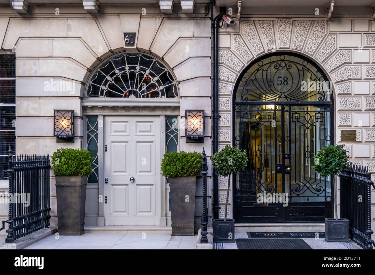 Porta d'ingresso ad una ricca casa cittadina nel centro di Londra, Regno Unito Foto Stock