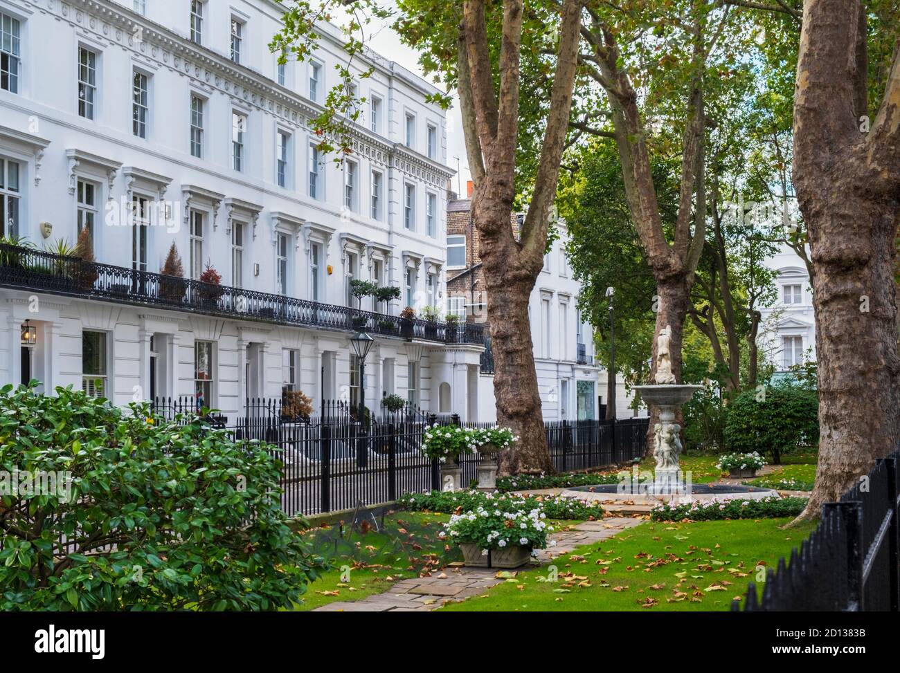 Immobiliare, Wellington Square, Chelsea, Londra, SW3 4NR, parco privato e giardino delle chiavi, No. 30 era la casa immaginaria di James Bond, case cittadine del XIX secolo Foto Stock