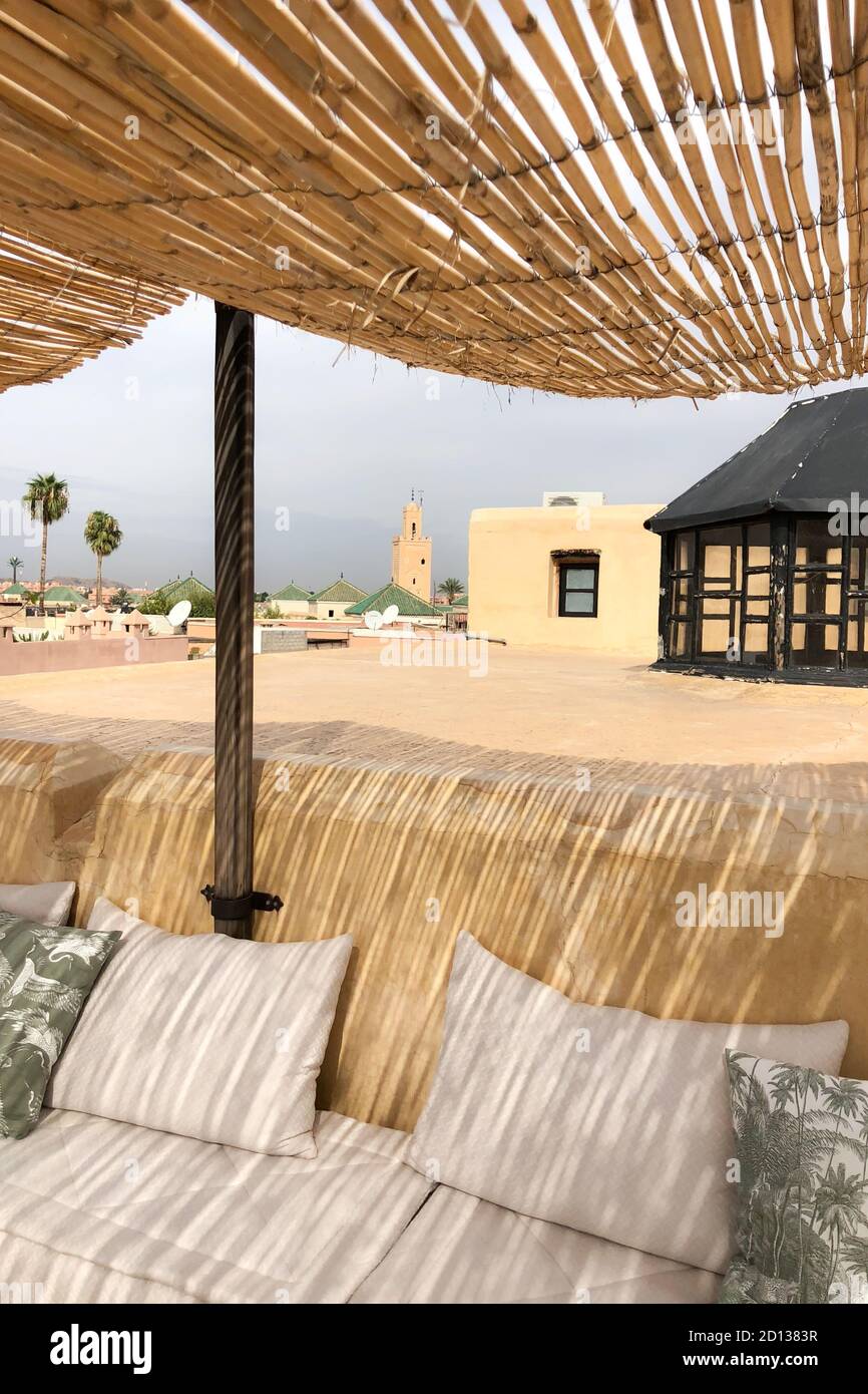 Terrazza lounge Cafe con divano, cuscini e tetto in legno di paglia. Centro di Medina Marrakech. Incredibile giorno luce del sole, colori tradizionali del Marocco. Foto Stock