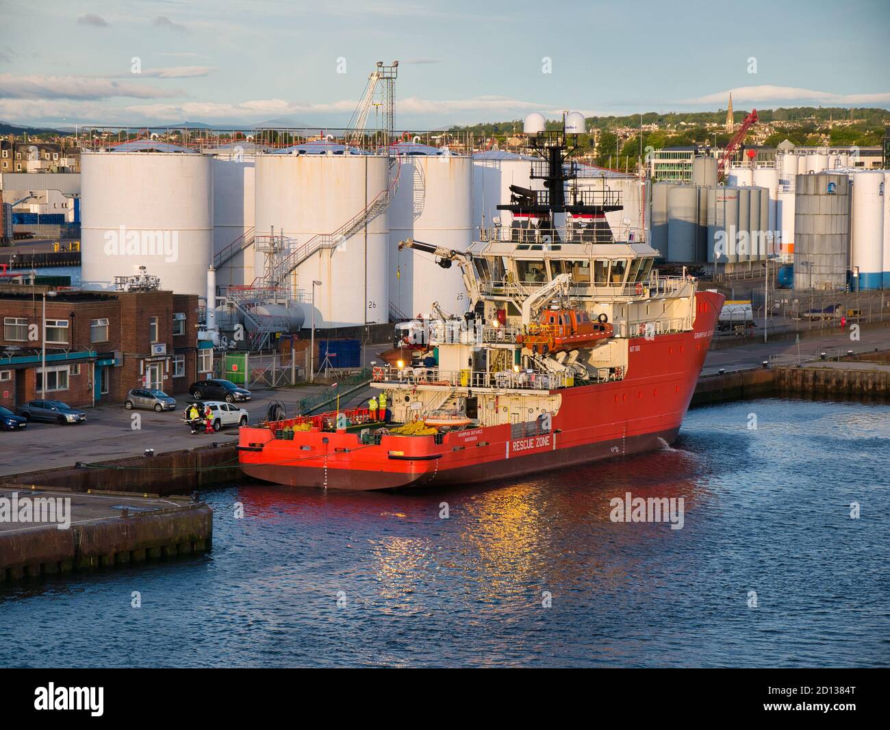 Ormeggiata nel porto di Aberdeen, Scozia, la Grampian Defiance, un'imbarcazione di sicurezza in attesa / emergenza e soccorso. Foto Stock