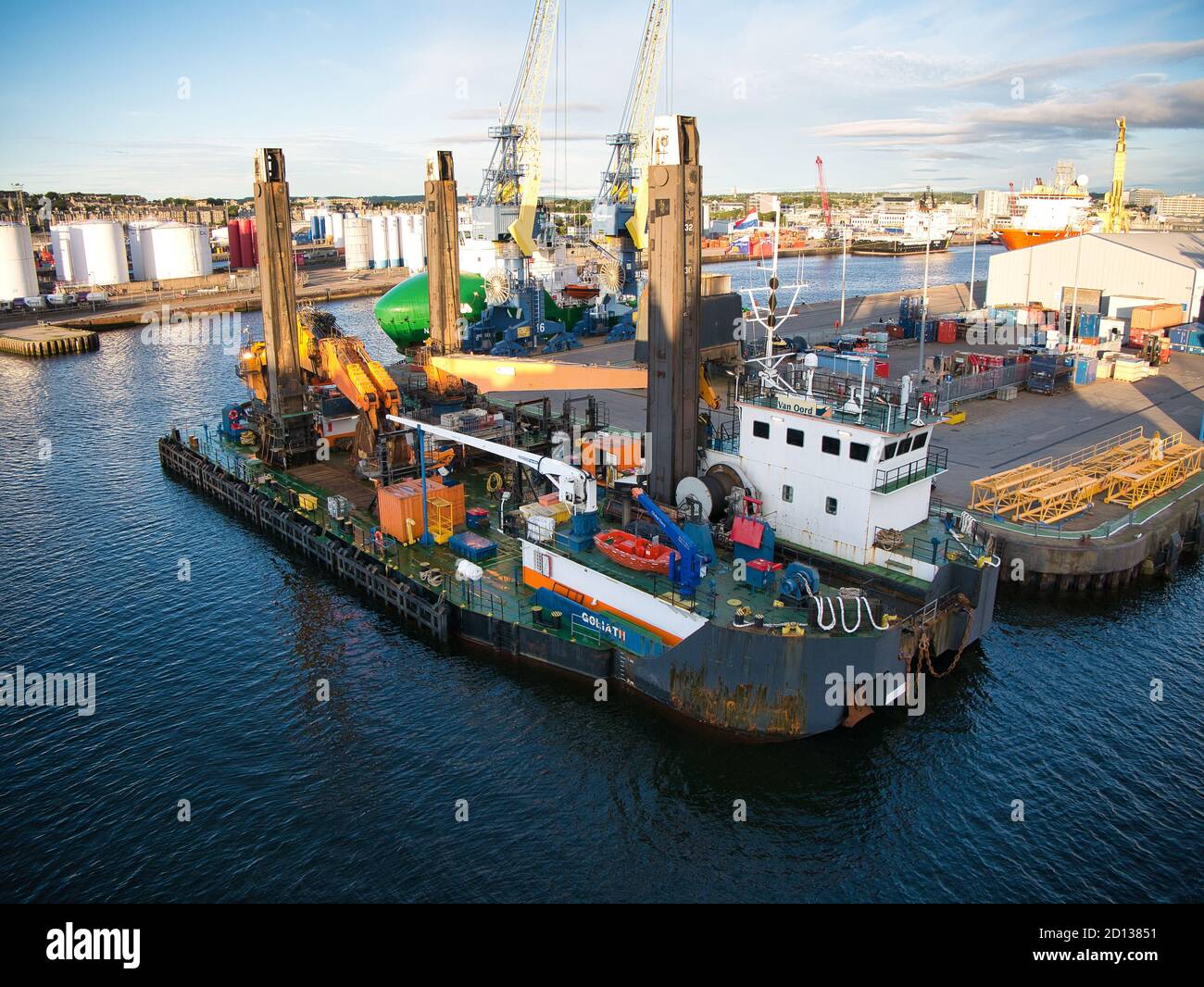 La draga retroescavatore Goliath ormeggiato nel porto di Aberdeen, Scozia, Regno Unito - questa nave è un tipo di attrezzatura meccanica di dragaggio. Foto Stock