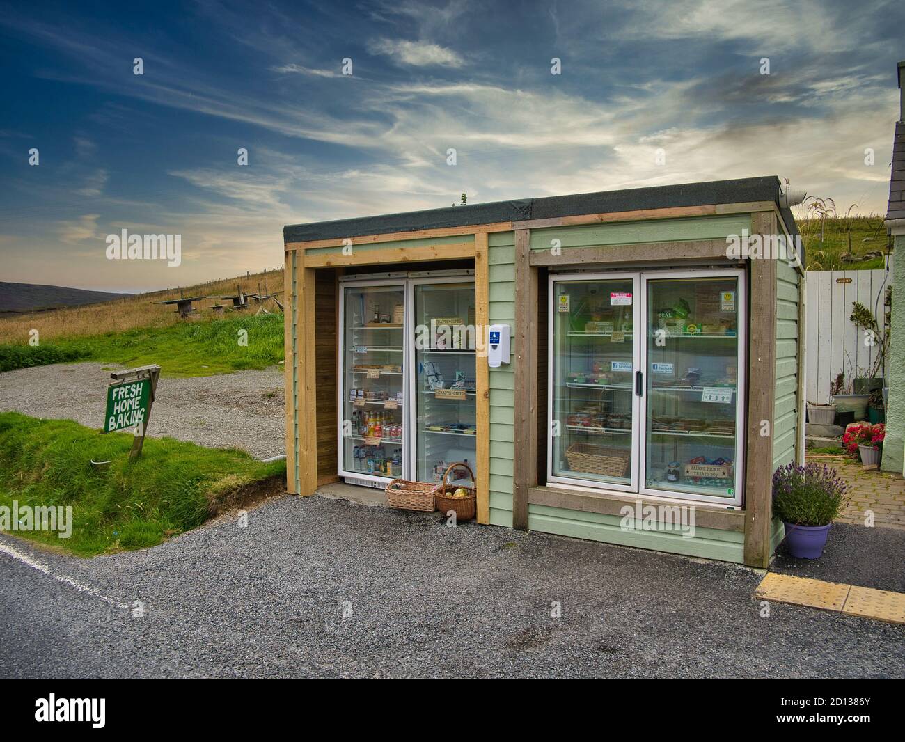 I frigoriferi per torte a bordo strada vicino a Aith sulla terraferma, Shetland, Scozia Regno Unito - le persone che passano possono acquistare prodotti e lasciare i loro soldi in una scatola onesta Foto Stock