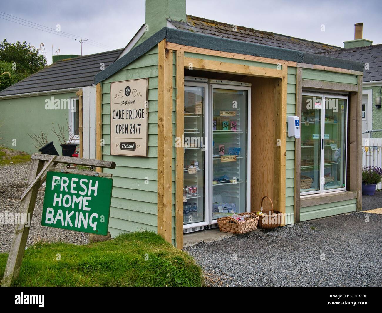 I frigoriferi per torte a bordo strada vicino a Aith sulla terraferma, Shetland, Scozia Regno Unito - le persone che passano possono acquistare prodotti e lasciare i loro soldi in una scatola onesta Foto Stock