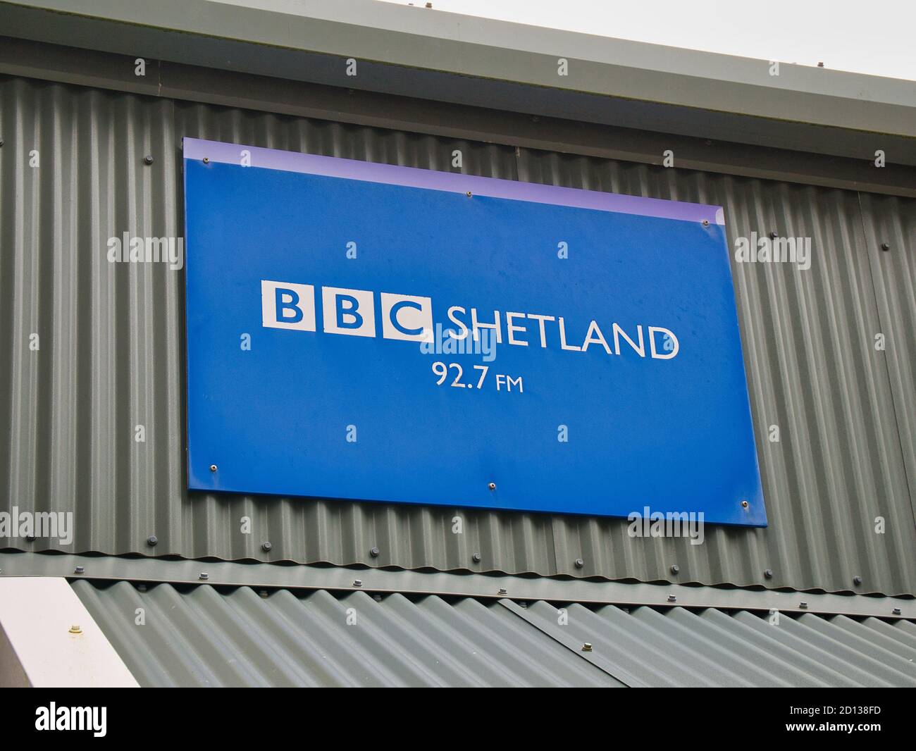 L'insegna BBC radio Shetland presso la sede della BBC a Pitt Lane, Lerwick, Shetland, Regno Unito Foto Stock